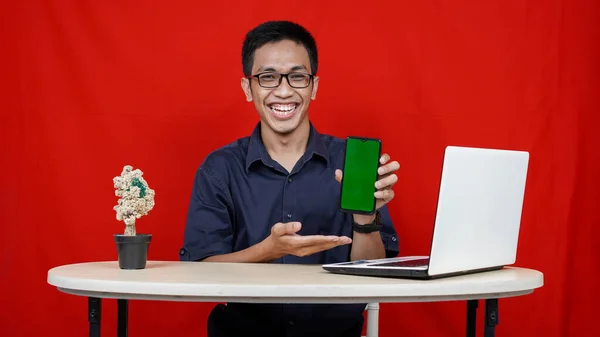 Joven Asiático Hombre Negocios Apuntando Teléfono Pantalla Verde Aislado Rojo — Foto de Stock