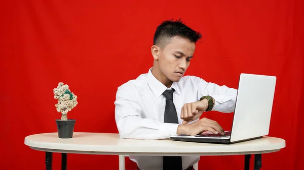 Asiático Homem Negócios Ver Relógio Mão Isolado Fundo Vermelho — Fotografia de Stock