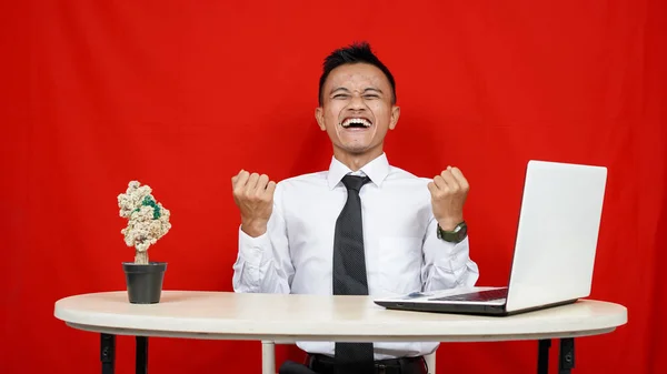 Asiático Homem Negócios Ganhar Gesto Isolado Fundo Vermelho — Fotografia de Stock