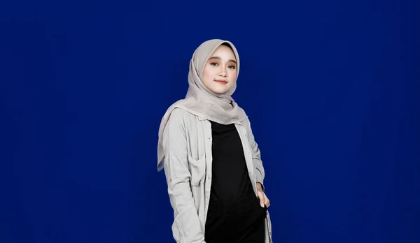 Wanita Hijab Asia Bergaya Studio Latar Belakang Biru Terisolasi — Stok Foto