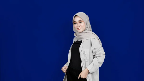 Asiatische Hijab Frau Stilvoll Studio Isoliert Blauen Hintergrund — Stockfoto