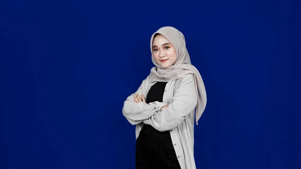 Asiatische Hijab Frau Stilvoll Studio Isoliert Blauen Hintergrund — Stockfoto