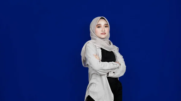 Asiatische Hijab Frau Stilvoll Studio Isoliert Blauen Hintergrund — Stockfoto