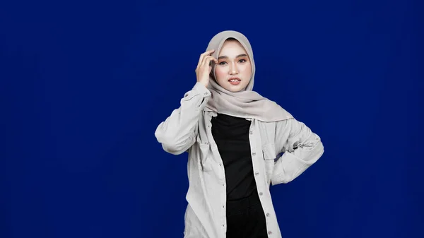 Asiatico Hijab Donna Scratching Testa Perché Confusione Isolato Blu Fondo — Foto Stock