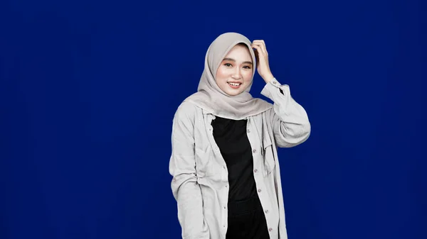 Asiático Hijab Mulher Coçar Cabeça Porque Confusão Isolado Azul Fundo — Fotografia de Stock
