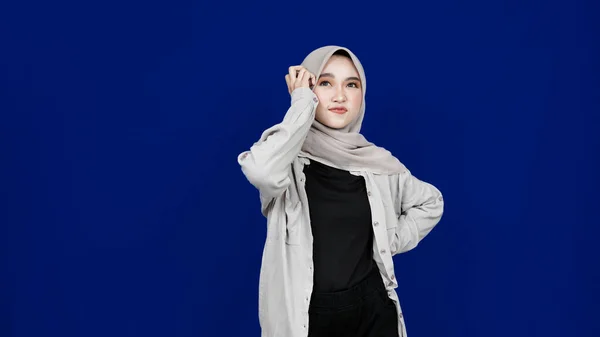 Azjatycki Hidżab Kobieta Drapanie Głowę Ponieważ Zamieszanie Odizolowane Niebieskie Tło — Zdjęcie stockowe