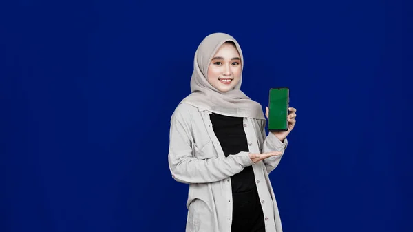 Aziatische Hijab Vrouw Wijzend Hand Telefoon Met Groen Scherm Geïsoleerde — Stockfoto