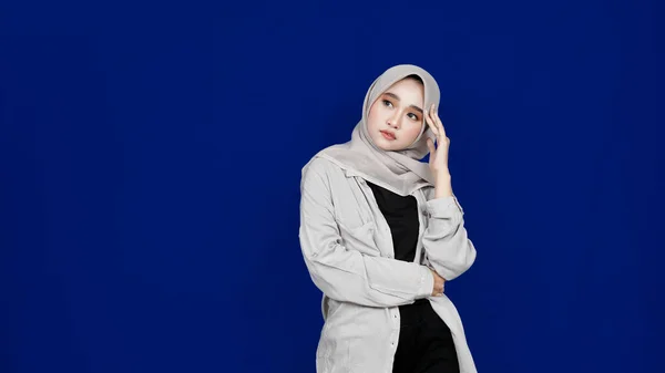 Asiatico Hijab Donna Thingking Ottenere Idea Isolato Blu Fondo — Foto Stock