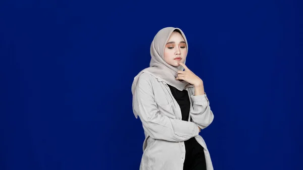 Asiático Hijab Mulher Thingking Obter Ideia Isolado Azul Fundo — Fotografia de Stock