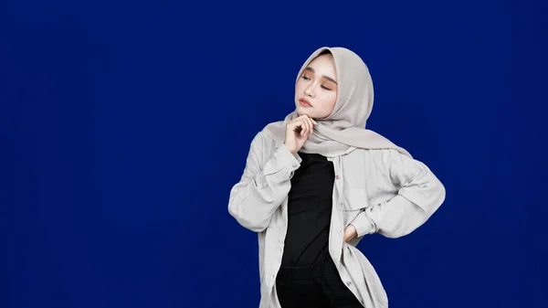 Asiatico Hijab Donna Thingking Ottenere Idea Isolato Blu Fondo — Foto Stock