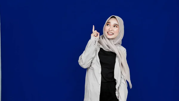 Asiatische Hijab Frau Ding Und Erhalten Idee Isoliert Blauen Hintergrund — Stockfoto