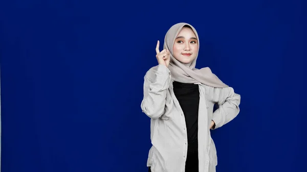 Asiatico Hijab Donna Thingking Ottenere Idea Isolato Blu Fondo — Foto Stock