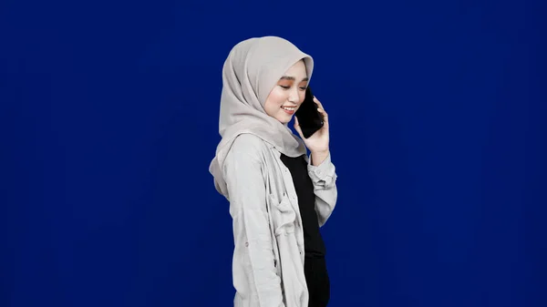 Ásia Hijab Mulher Ligar Telefone Isolado Azul Fundo — Fotografia de Stock