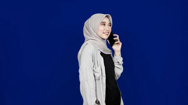 Asiatisk Hijab Kvinna Ringer Telefonen Isolerad Blå Bakgrund — Stockfoto