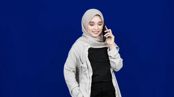 Ásia Hijab Mulher Ligar Telefone Isolado Azul Fundo — Fotografia de Stock