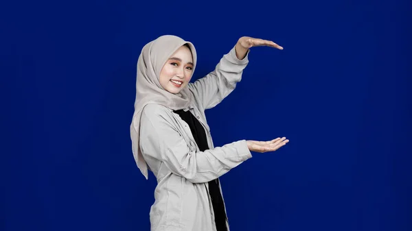 Asian Hijab Woman Pointing Right Blank Space Isolated Blue Background — Stock Photo, Image