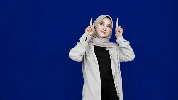 Жінка Азіатського Хіджабу Вказує Порожній Простір Ізольованим Синім Фоном — стокове фото