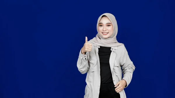 Asiático Hijab Mulher Gesto Isolado Fundo Azul — Fotografia de Stock