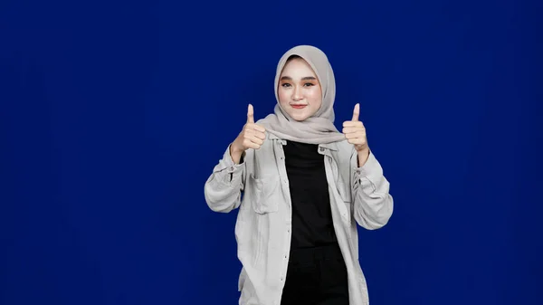 Asiatische Hijab Frau Geste Isoliert Blauen Hintergrund — Stockfoto