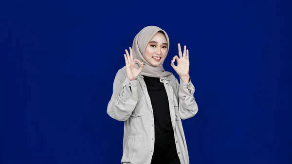 Asiatische Hijab Frau Geste Isoliert Blauen Hintergrund — Stockfoto