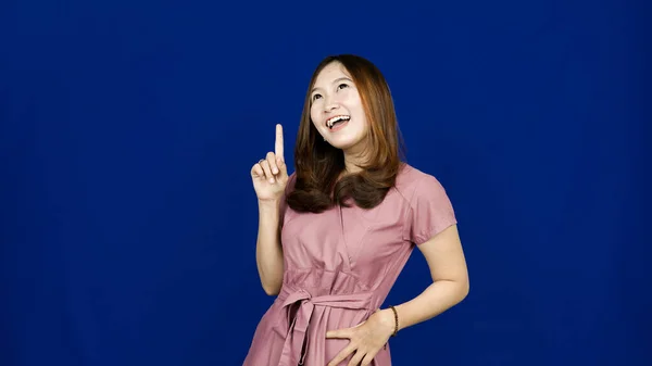 Schöne Asiatische Frau Denken Und Erhalten Idee Isoliert Blauen Hintergrund — Stockfoto