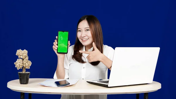 Biznes Azji Kobieta Zielony Ekran Telefon Przestrzeń Robocza Odizolowane Niebieskie — Zdjęcie stockowe