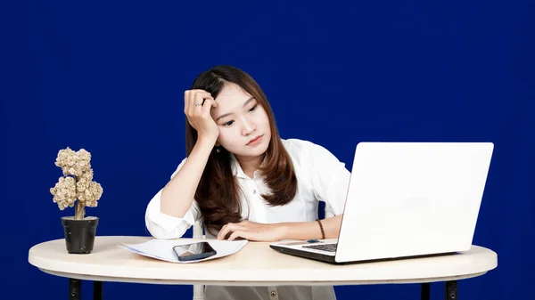 Bonito Asiático Negócios Sonolento Workspace Isolado Azul Fundo — Fotografia de Stock