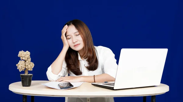 Bela Mulher Negócios Asiática Estresse Trabalho Isolado Fundo Azul — Fotografia de Stock