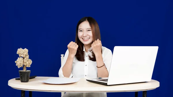 Gyönyörű Ázsiai Lány Ünnepelni Laptop Siker Boldog Póz Elszigetelt Kék — Stock Fotó
