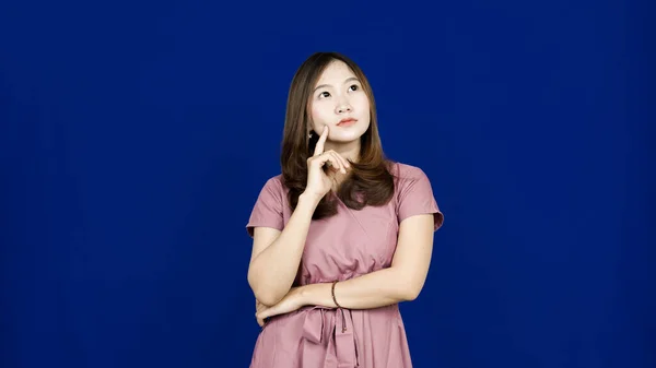 Красивая Азиатская Женщина Думает Получить Идею Изолированный Синий Фон — стоковое фото