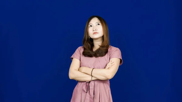 Hermosa Asiático Mujer Pensando Obtener Idea Aislado Azul Fondo —  Fotos de Stock