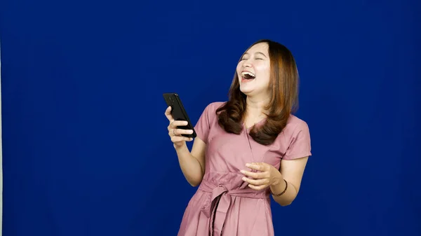 Hermosa Mujer Asiática Sonrisa Ver Teléfono Aislado Fondo Azul —  Fotos de Stock