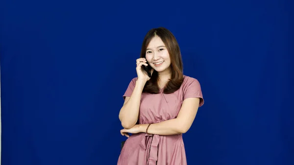 Asiático Mujer Llamando Amigo Aislado Azul Fondo —  Fotos de Stock
