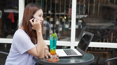 Cafe 'den Asyalı iş kadını arıyor.