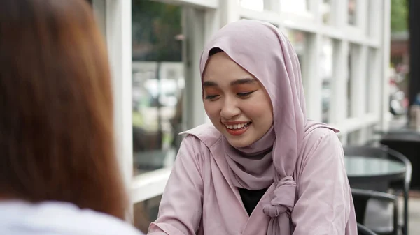 Asiática Hijab Mujer Oliendo Café Con Amigo —  Fotos de Stock