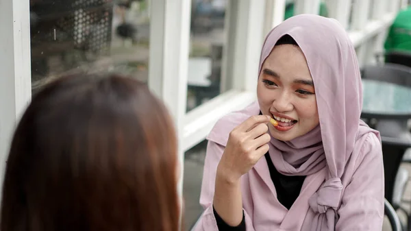 Ασιάτισσα Γυναίκα Hijab Τρώνε Τηγανητές Πατάτες Στο Καφέ Φίλο — Φωτογραφία Αρχείου