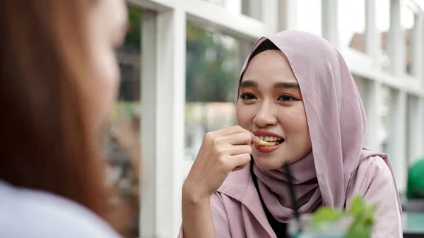 Aziatische Hijab Vrouw Eten Frans Friet Cafe Met Vriend — Stockfoto