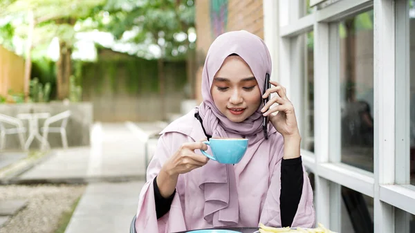 Feliz Asia Hijab Mujer Usando Teléfono Inteligente Llamando Beber Café —  Fotos de Stock