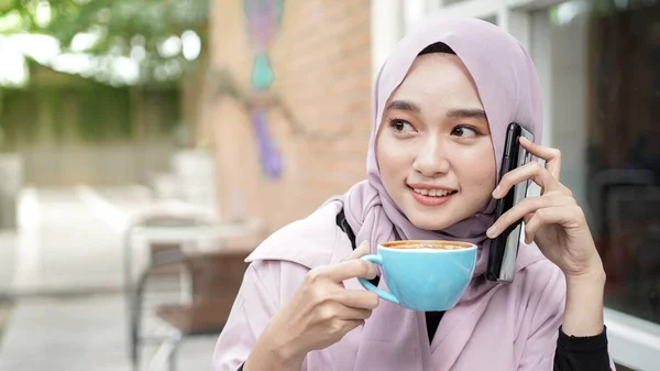 Gelukkig Azië Hijab Vrouw Met Behulp Van Smart Phone Bellen — Stockfoto