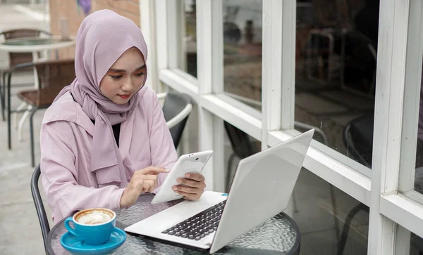 Azië Zakenvrouw Met Behulp Van Telefoon Met Laptop Cafe — Stockfoto