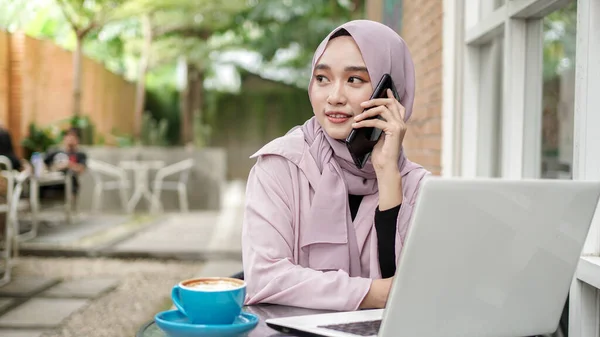 Gelukkig Azië Hijab Vrouw Met Behulp Van Smart Phone Bellen — Stockfoto