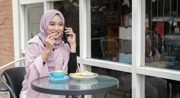 Happy Asia Hijab Woman Using Smart Phone Calling Drink Coffee — Stock Photo, Image