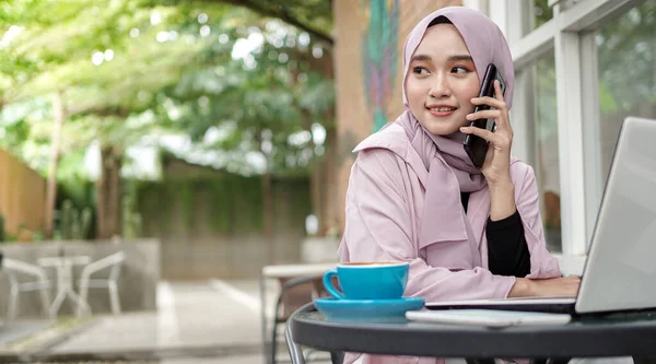 Gelukkig Azië Hijab Vrouw Met Behulp Van Smart Phone Bellen — Stockfoto