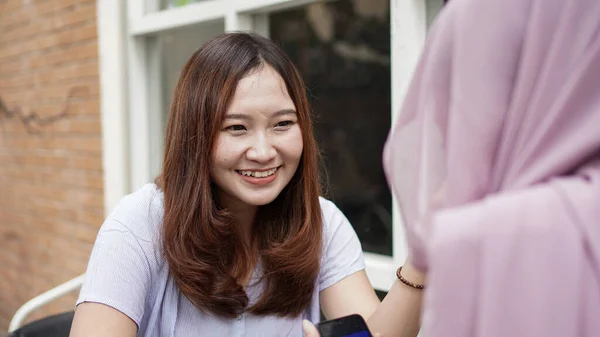Asyalı Kadın Kafede Arkadaşlarıyla Konuşuyor Gülümsüyor — Stok fotoğraf