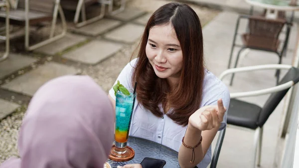 Aziatisch Vrouw Praten Smimling Met Vriend Cafe — Stockfoto