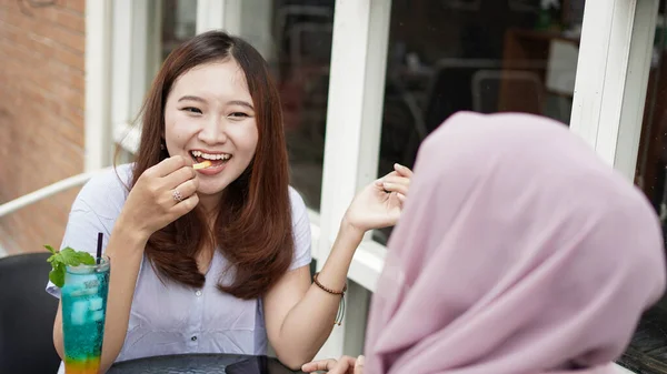 Azji Kobieta Rozmawia Uśmiecha Się Przyjacielem Kawiarni — Zdjęcie stockowe