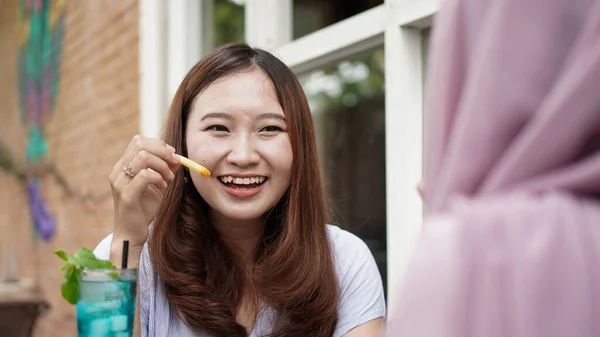 Asiática Mujer Hablando Smimling Con Amigo Café — Foto de Stock