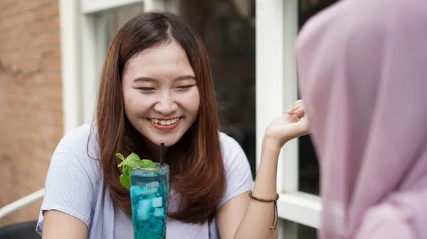Asian Woman Talking Smimling Friend Cafe — Stock Photo, Image
