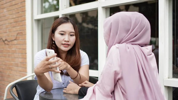 Asiatische Geschäftsfrau Telefoniert Café — Stockfoto