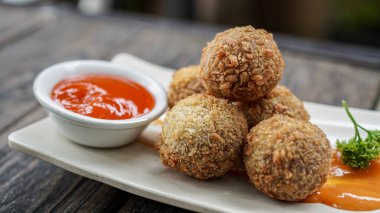 Cafe 'nin en üst masasında acı balen